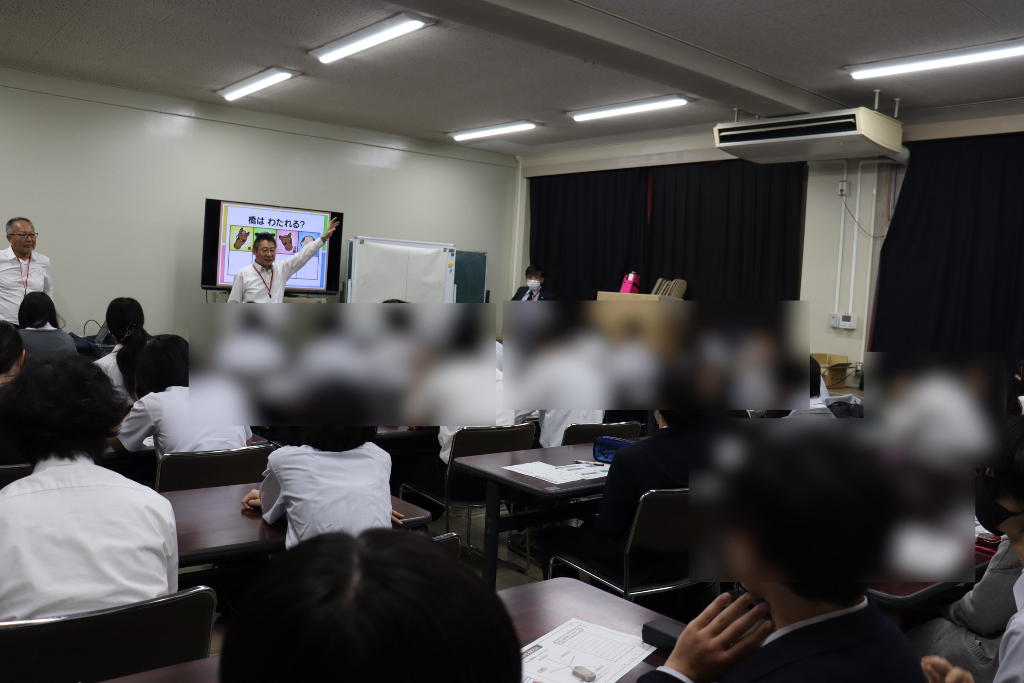 真剣に参加する生徒たち